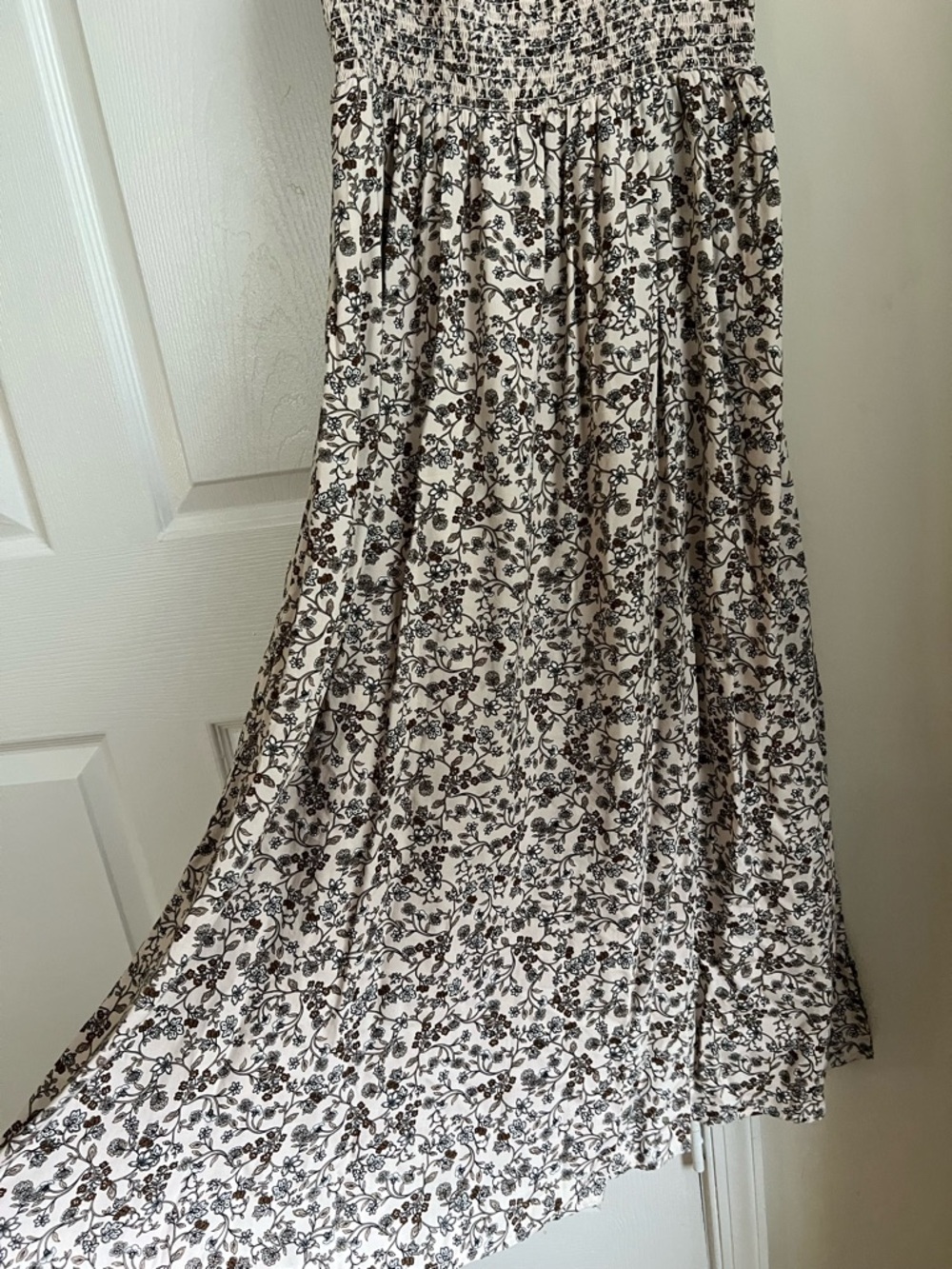 Old Navy Beige & Black Floral V-Neck Smocked Waist Sleeveless Dress Medium - Picture 6 of 9